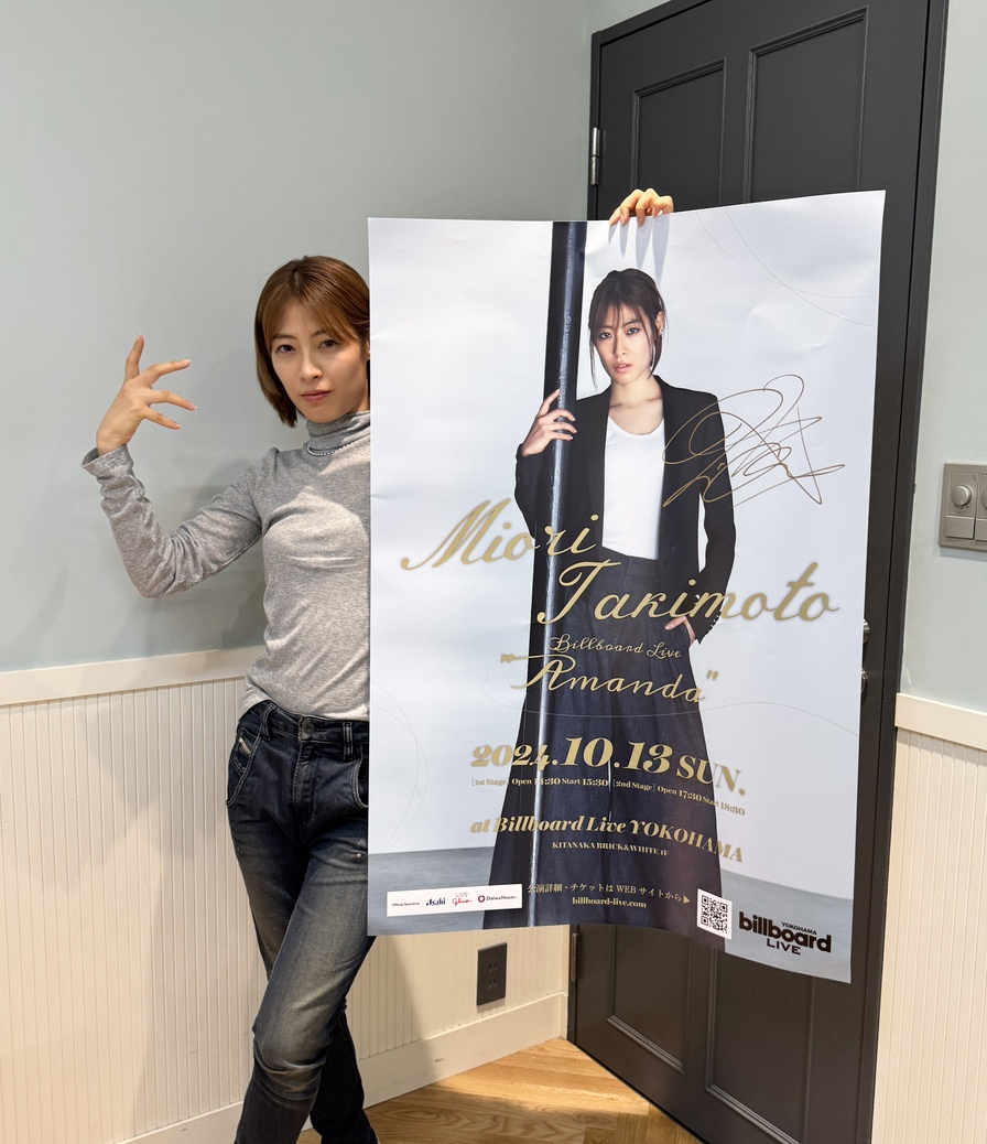 特大ポスターと一緒に😆📸